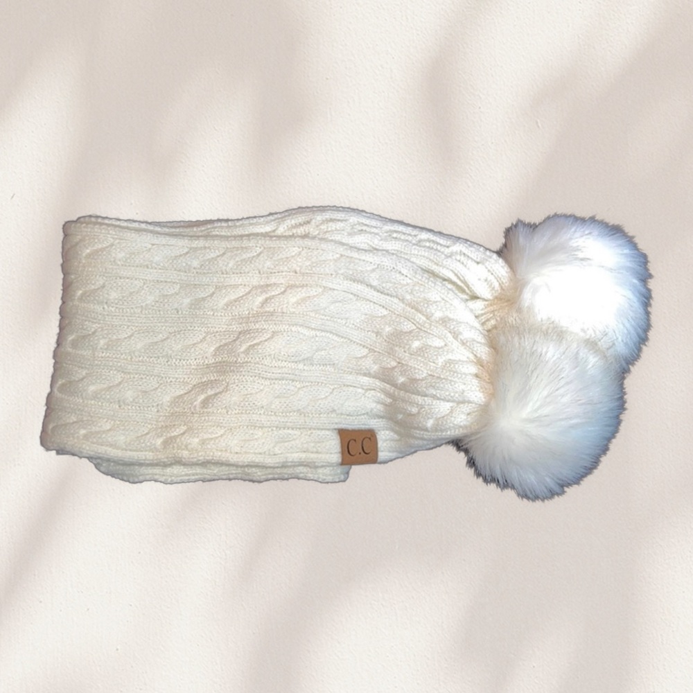 [CC Exclusives] Cable knit scarf with poms